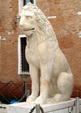 Scultura greca di tarda et&agrave; classica, cd. Leone del Pireo. Venezia, Porta dell&rsquo;Arsenale