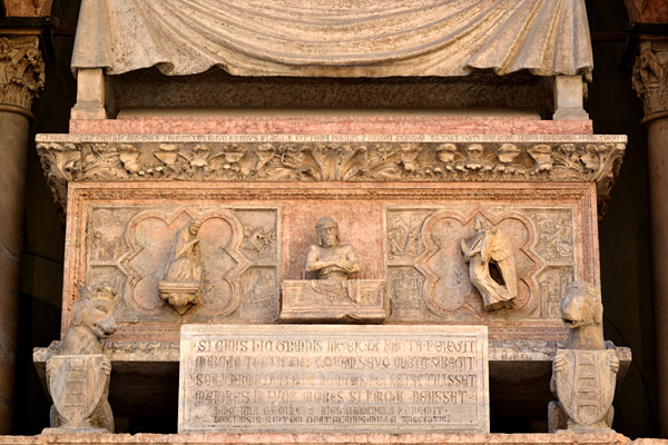 Fronte del sarcofago di Cangrande della Scala. Verona, Arche Scaligere